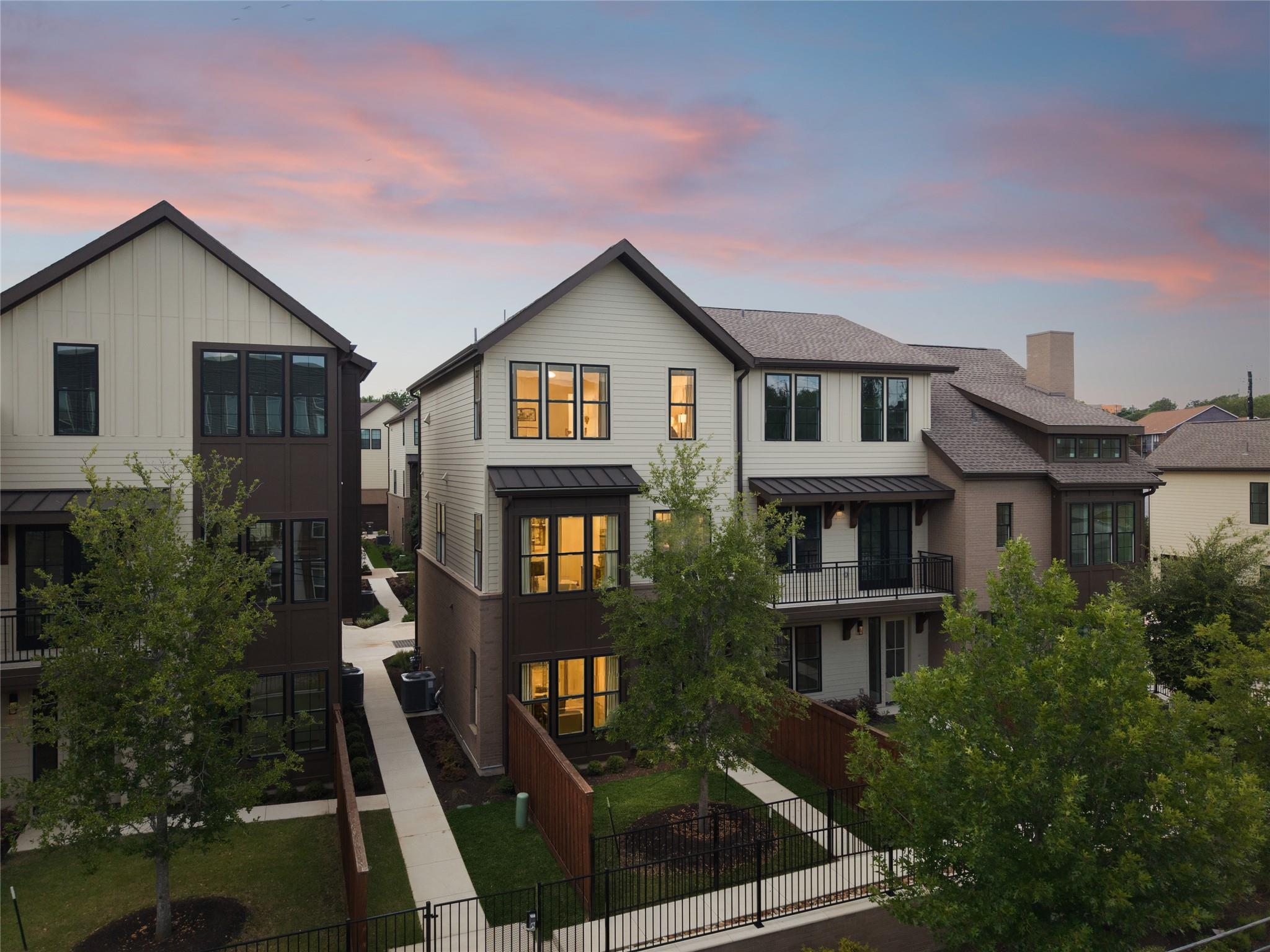 2209 Woodland Ave #203