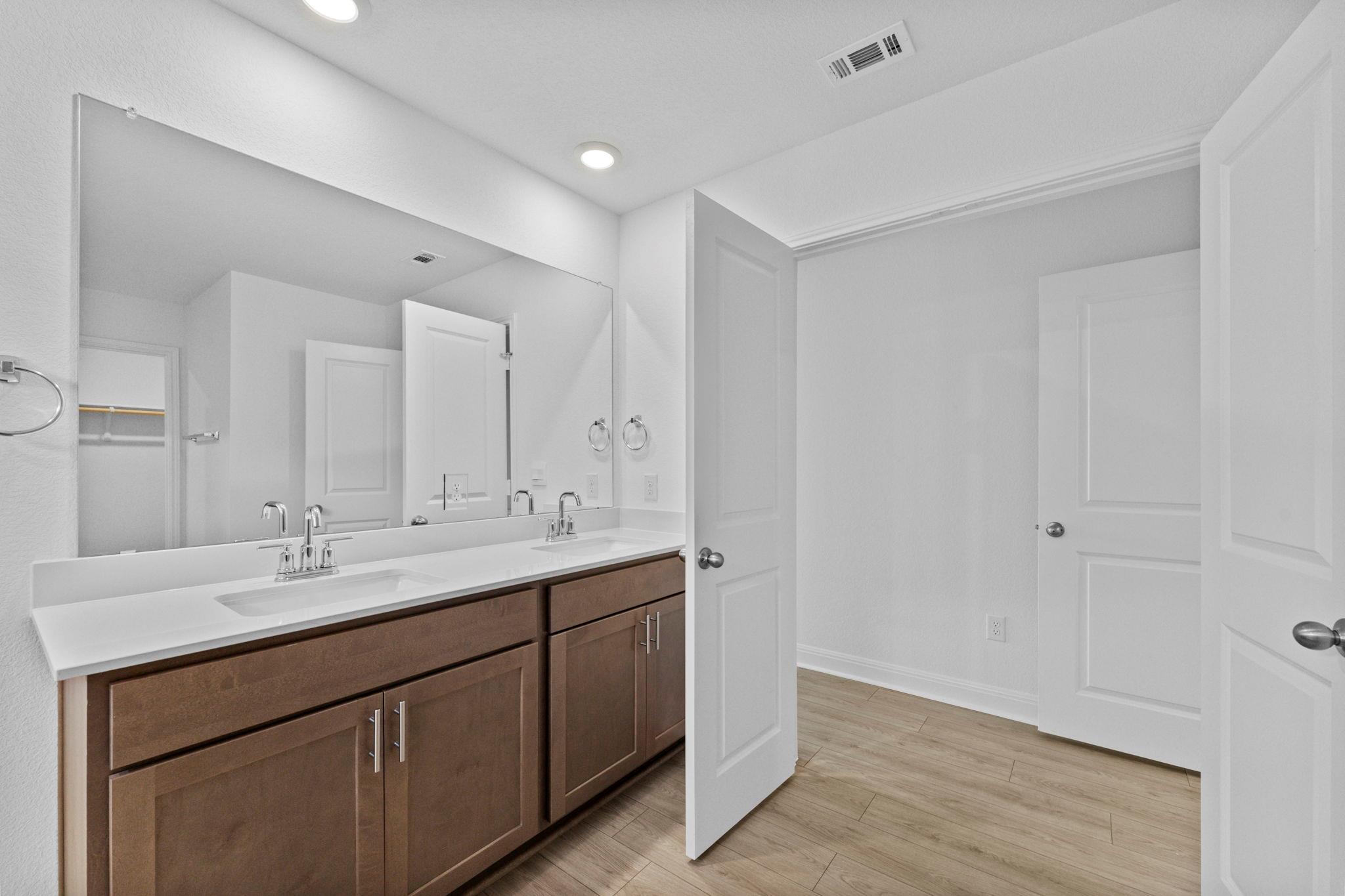 252 Rivers Edge Dr photo 4