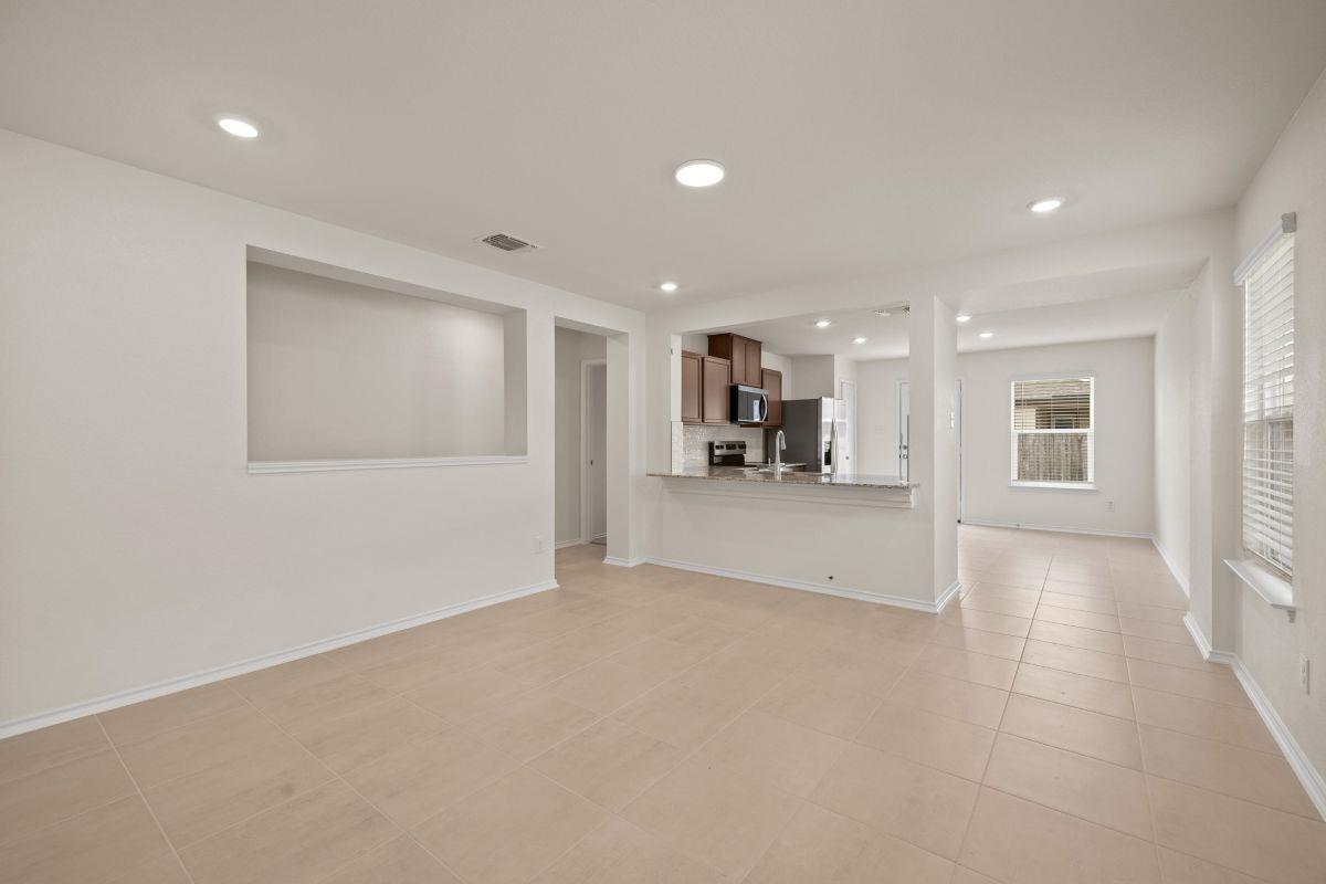 284 Feathers St photo 4