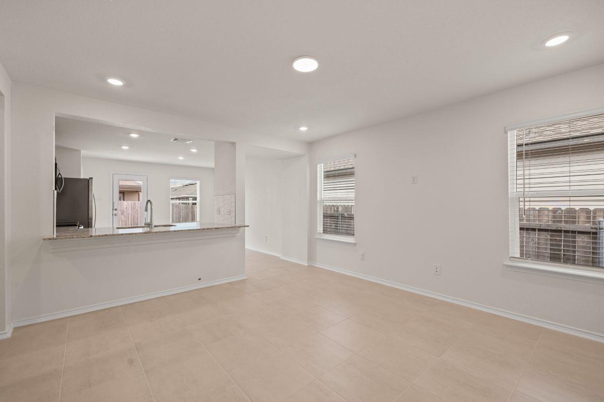 284 Feathers St photo 5